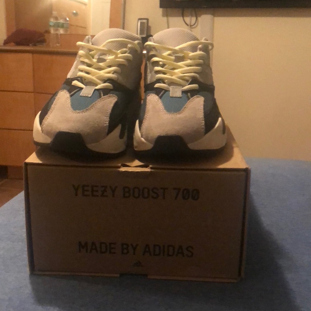 YEEZY BOOST 700